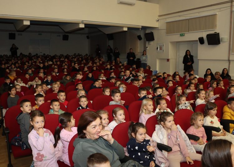 Posušje: Vrtićka djeca uživali u predstavi i darovima povodom sv. Nikole