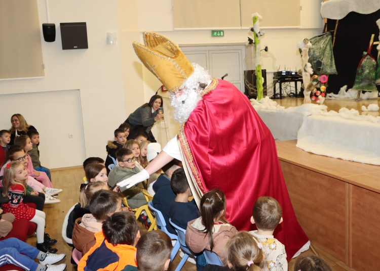 Posušje: Vrtićka djeca uživali u predstavi i darovima povodom sv. Nikole