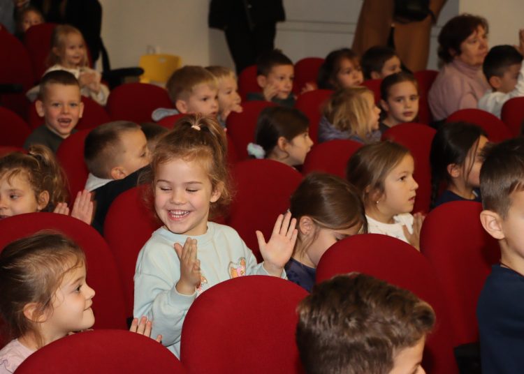 Posušje: Vrtićka djeca uživali u predstavi i darovima povodom sv. Nikole