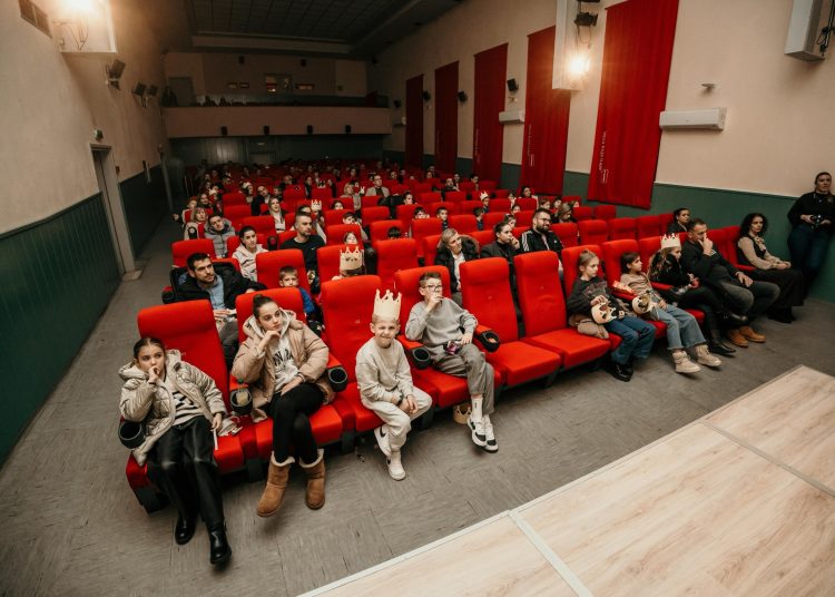 Široki Brijeg: Predstava „Krunidba“ oduševila publiku u Kinu Borak
