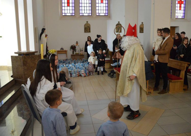 Sv. Nikola razveselio najmlađe u župi Ledinac: Podijeljeno gotovo 200 darova
