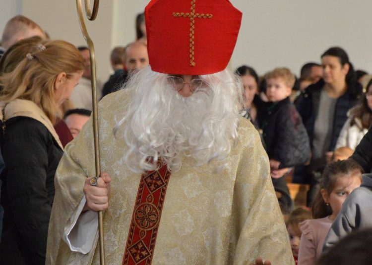 Sv. Nikola razveselio najmlađe u župi Ledinac: Podijeljeno gotovo 200 darova