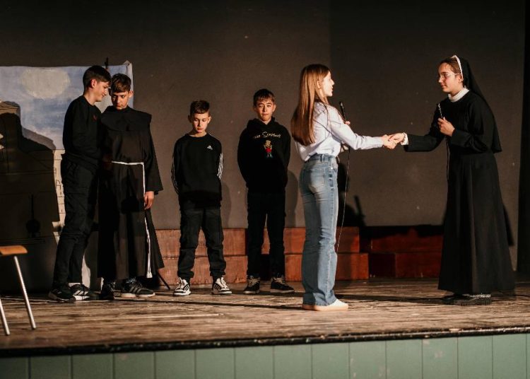 Široki Brijeg: Predstava „Krunidba“ oduševila publiku u Kinu Borak