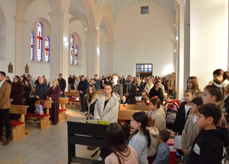 Sv. Nikola razveselio najmlađe u župi Ledinac: Podijeljeno gotovo 200 darova