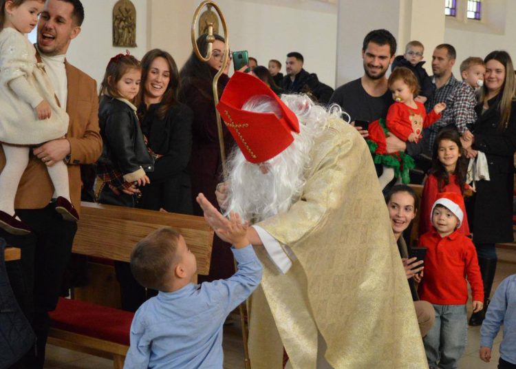 Sv. Nikola razveselio najmlađe u župi Ledinac: Podijeljeno gotovo 200 darova