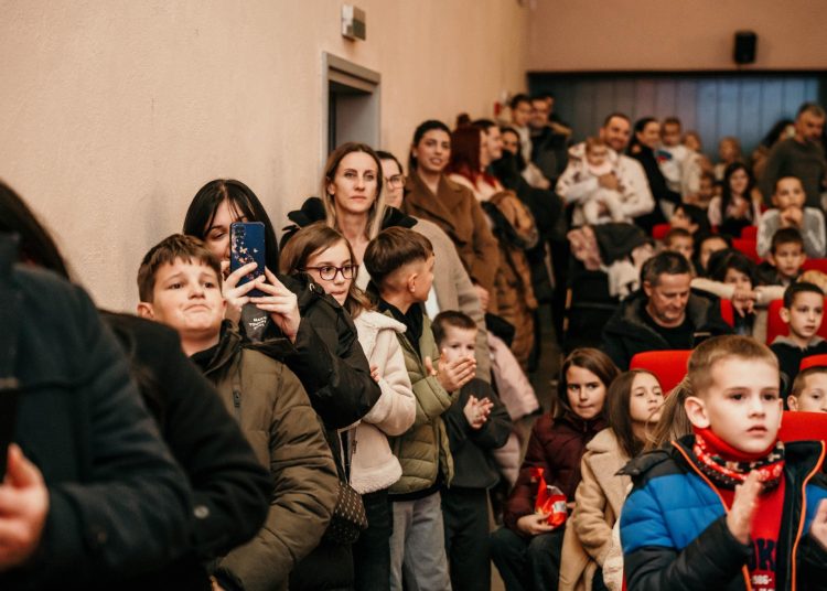 Djeca u središtu Adventa: Superknjiga oduševila Široki Brijeg