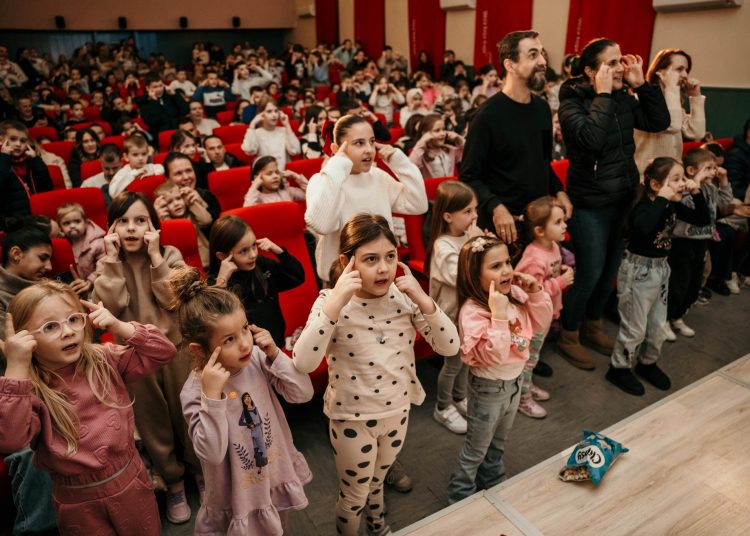 Djeca u središtu Adventa: Superknjiga oduševila Široki Brijeg