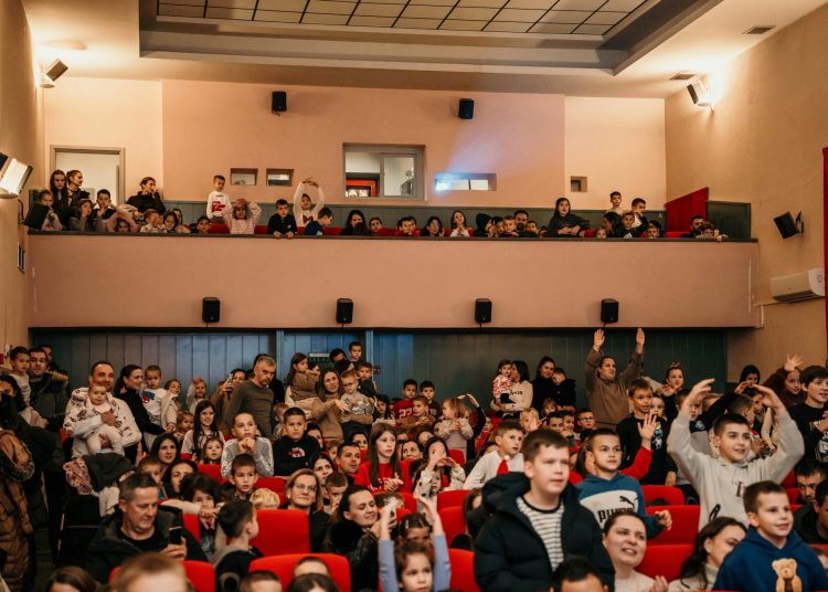 Djeca u središtu Adventa: Superknjiga oduševila Široki Brijeg