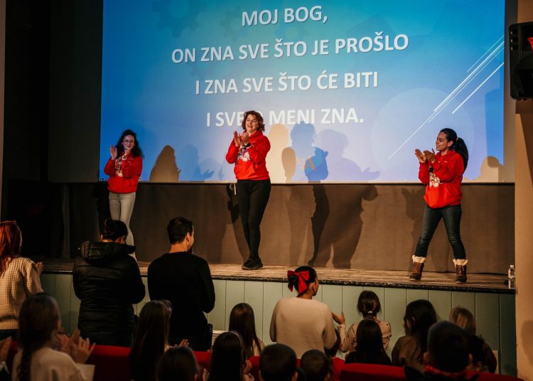 Djeca u središtu Adventa: Superknjiga oduševila Široki Brijeg