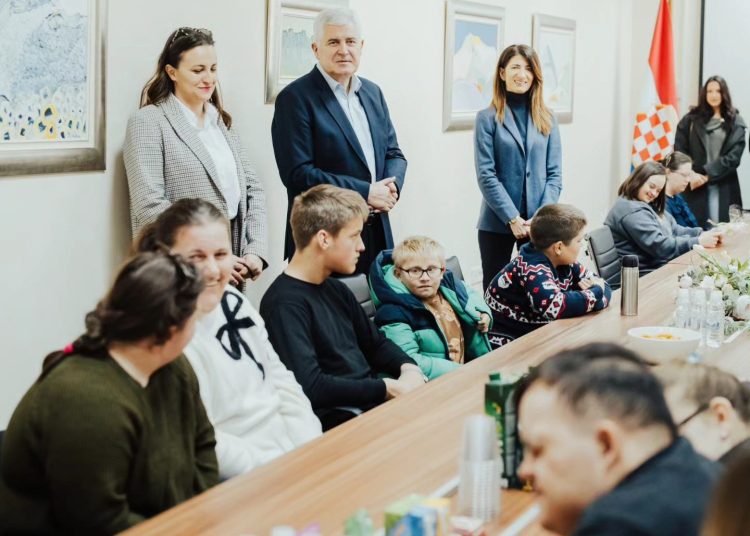 Predstavnici Marija Naša Nada na božićnom darivanju HNS-a BiH