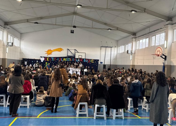(VIDEO) Božićna priredba Druge osnovne škole Široki Brijeg ispunila dvoranu radošću