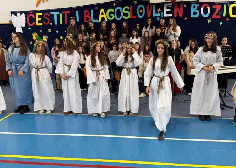 (VIDEO) Božićna priredba Druge osnovne škole Široki Brijeg ispunila dvoranu radošću