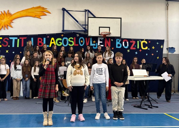 (VIDEO) Božićna priredba Druge osnovne škole Široki Brijeg ispunila dvoranu radošću