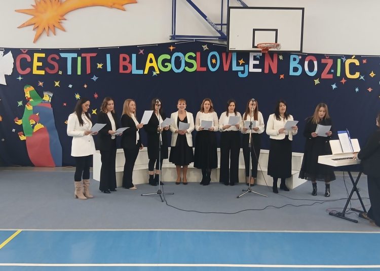 (VIDEO) Božićna priredba Druge osnovne škole Široki Brijeg ispunila dvoranu radošću