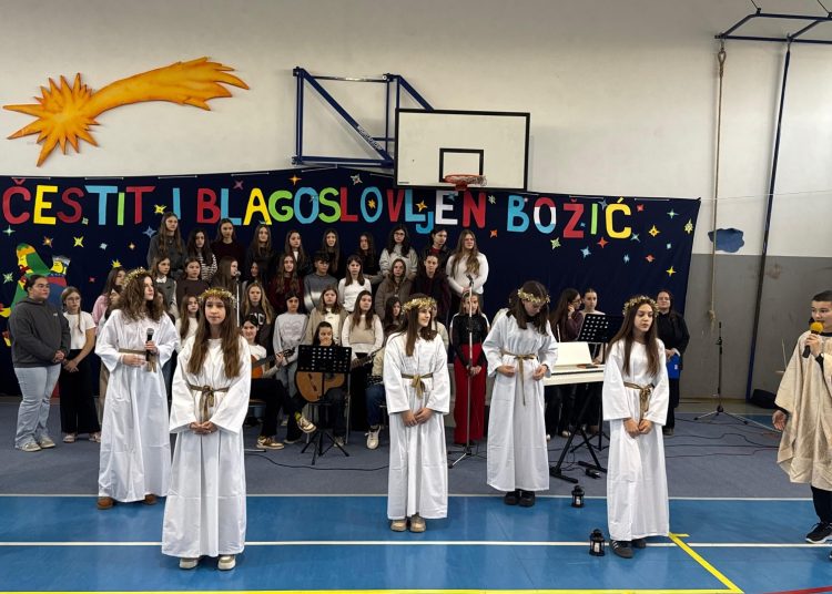 (VIDEO) Božićna priredba Druge osnovne škole Široki Brijeg ispunila dvoranu radošću