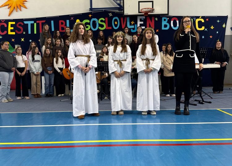 (VIDEO) Božićna priredba Druge osnovne škole Široki Brijeg ispunila dvoranu radošću