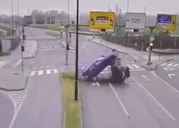 (VIDEO) Širi se snimka šokantne nesreće: 18-godišnjak bježao policiji i zabio se u drugi auto