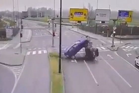 (VIDEO) Širi se snimka šokantne nesreće: 18-godišnjak bježao policiji i zabio se u drugi auto