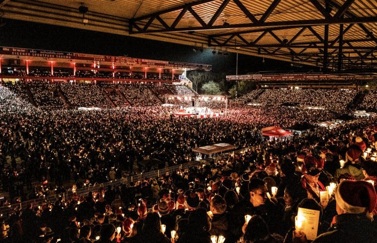 (VIDEO) Božićna čarolija na stadionu Uniona Berlin: Navijači pjevali tradicionalne božićne pjesme