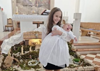 Dvanaestogodišnja Gabrijela iz Rakitna izradila haljinu za krštenje svoje sestre