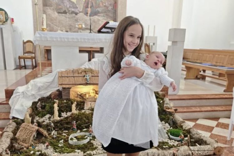 Dvanaestogodišnja Gabrijela iz Rakitna izradila haljinu za krštenje svoje sestre