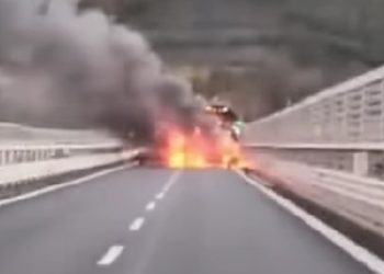 (VIDEO) Filmska pljačka: Prosuli čavle, izazvali požar pa zapucali