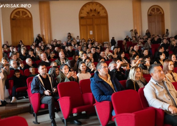 Božićna priredba u Širokom Brijegu u izvedbi malih folkloraša