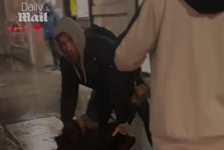 (VIDEO) Ljubušak superheroj: Spasio maloljetnicu od seksualnog zlostavljanja