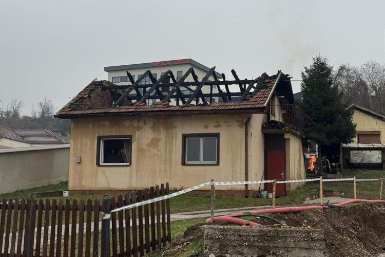 BiH: Katoličkoj obitelji izgorjela kuća, susjed Jasmin obećao da će je obnoviti do Božića