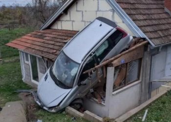 Nevjerojatan prizor u susjedstvu: Auto se zaustavio na krovu kuće