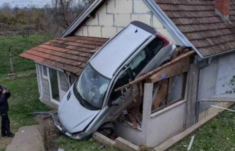 Nevjerojatan prizor u susjedstvu: Auto se zaustavio na krovu kuće
