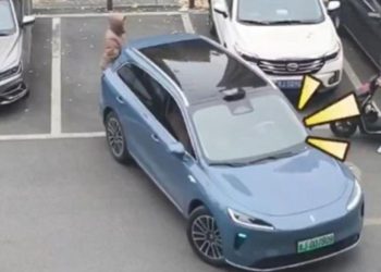 Pogledajte kako se vozač narugao ženi koja je čuvala parking mjesto