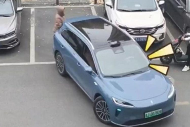 Pogledajte kako se vozač narugao ženi koja je čuvala parking mjesto