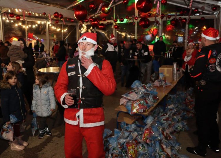 Posušje: Moto mrazovi iznenadili mališane na Trgu hrvatskih branitelja
