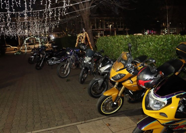 Posušje: Moto mrazovi iznenadili mališane na Trgu hrvatskih branitelja