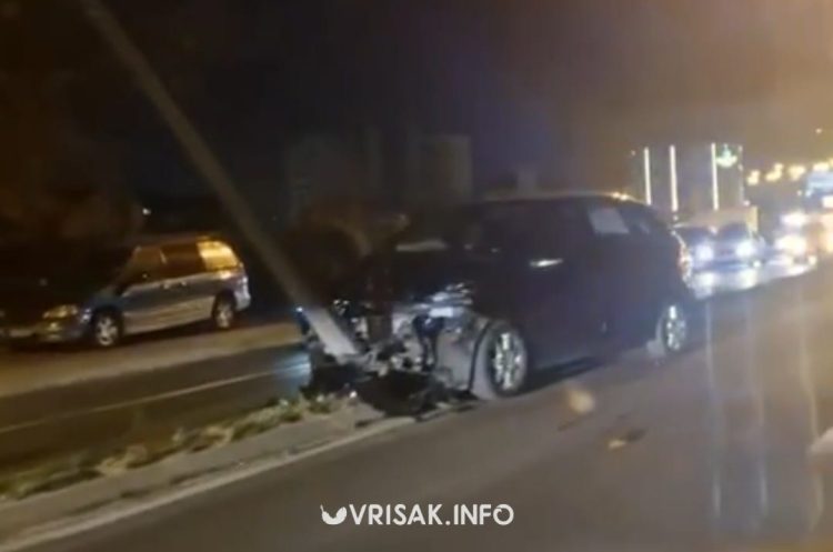 Prometna nesreća u Mostaru: Automobil udario u rasvjetni stup