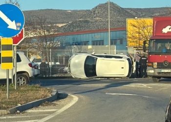 Prometna nezgoda u Mostaru, automobil završio na boku