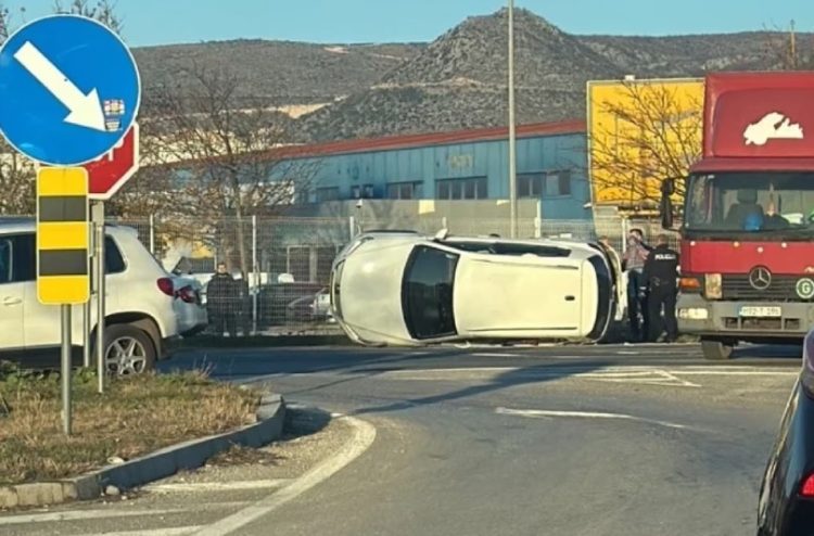 Prometna nezgoda u Mostaru, automobil završio na boku
