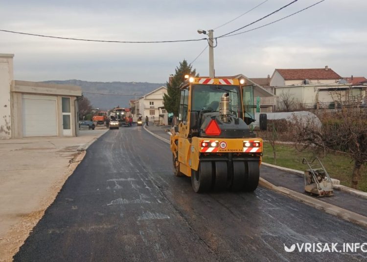 Široki Brijeg: Počelo asfaltiranje proširene ceste na Vaganu