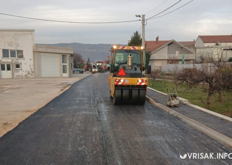 Široki Brijeg: Počelo asfaltiranje proširene ceste na Vaganu