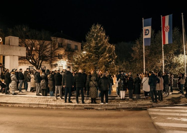 Široki Brijeg: Upaljena druga adventska svijeća