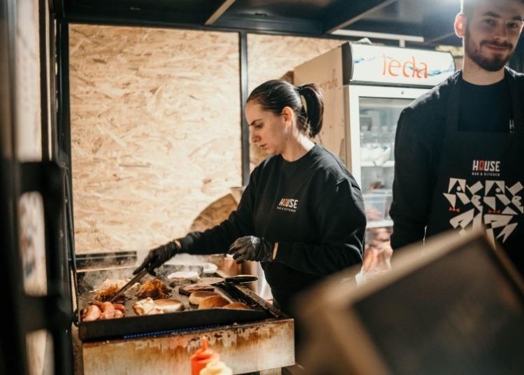 Široki Brijeg pjevao Oliverove hitove uz Stjepana Lacha
