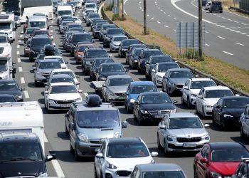 Gužve na graničnim prijelazima: Kolone do devet kilometara, kolnici mokri i skliski