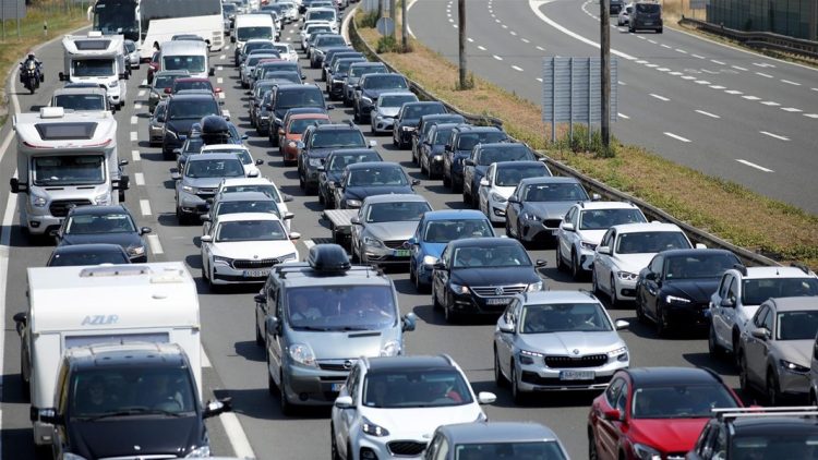 Gužve na graničnim prijelazima: Kolone do devet kilometara, kolnici mokri i skliski