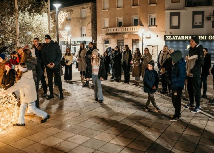 Treća adventska svijeća u Širokom Brijegu upaljena uz molitvu i pjesmu