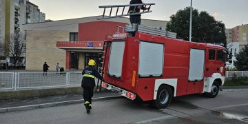 U Mostaru vatrogasci gasili požar na napuštenoj kući