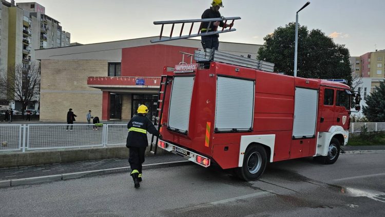 U Mostaru vatrogasci gasili požar na napuštenoj kući