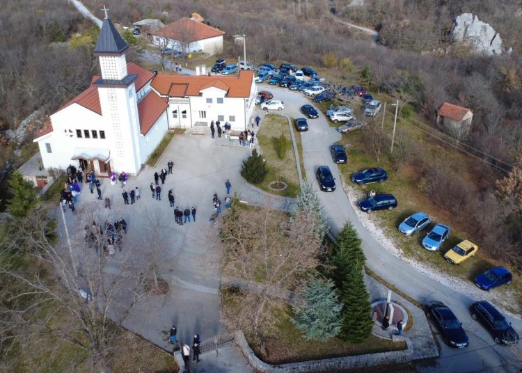 Široki Brijeg: Svečano otkrivena spomen-ploča ubijenim fratrima u Izbičnu