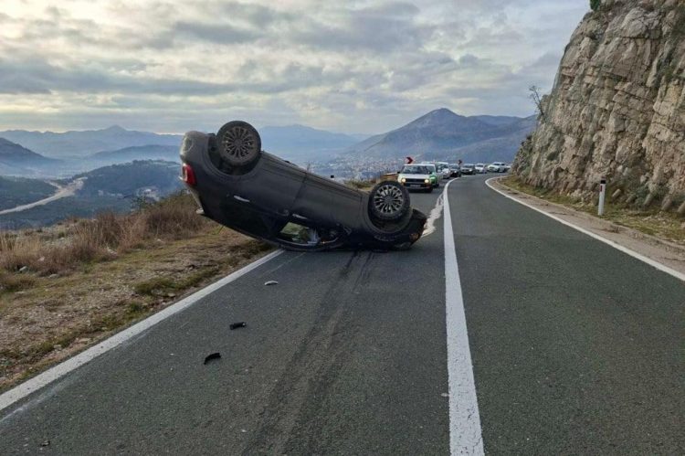 Fotografiranje završilo nesrećom: Suputnica prilikom preparkiranja udarila u brdo
