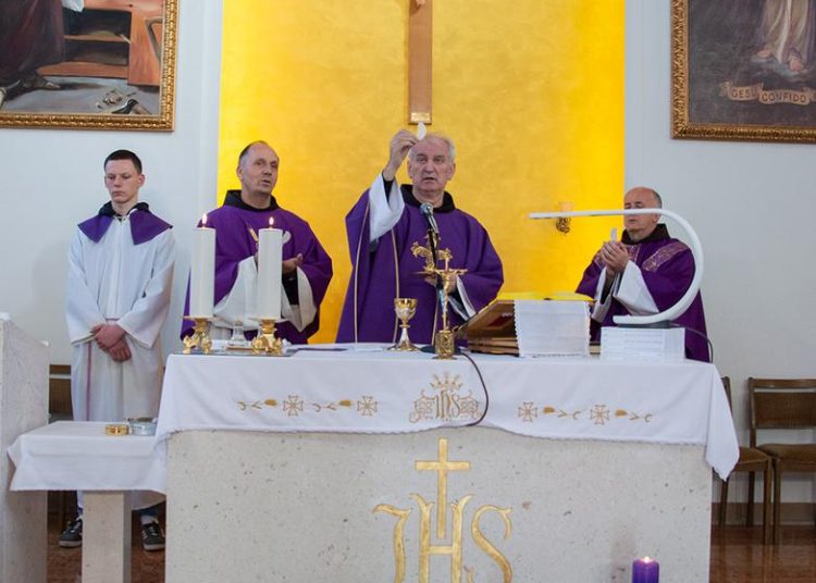 Široki Brijeg: Svečano otkrivena spomen-ploča ubijenim fratrima u Izbičnu